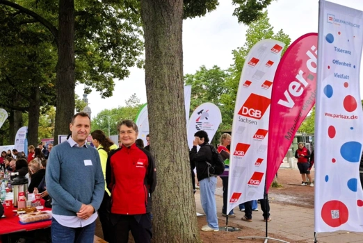 Michael Richter (Paritätischer Sachsen) und Daniela Kolbe (DGB Sachsen) auf der Veranstaltung vor dem Sächsischen Landtag. 