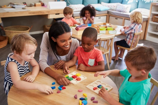 Erzieherin und Kindergartenkinder