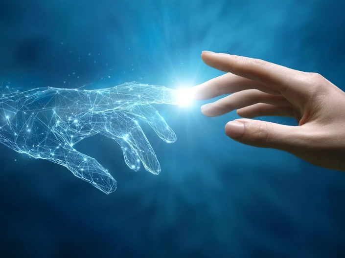 Zwei Hände vor blauem Hintergrund, die sich an einem Finger berühren - eine Hand wirkt menschlich, die andere "digital".