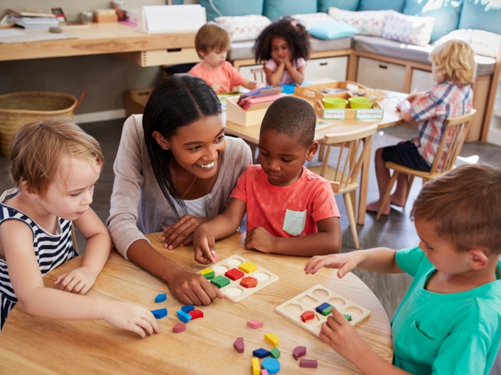 Erzieherin und Kindergartenkinder