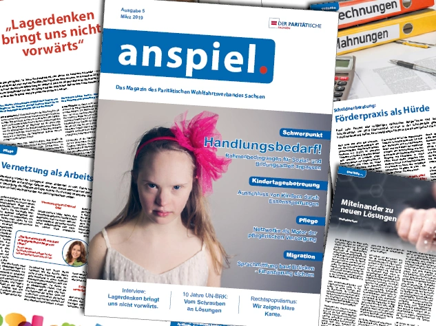 Eine Ausgabe des Magazins anspiel liegt auf einem Tisch.