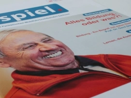 Eine Ausgabe des Magazins anspiel liegt auf einem Tisch.