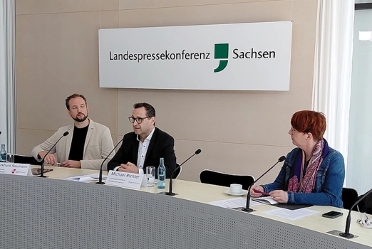 Michael Richter, Burkhardt Naumann und Daniela Kahl auf dem Podium der Landespressekonferenz in Dresden
