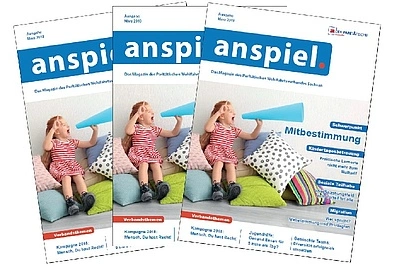 Eine Ausgabe des Magazins anspiel liegt auf einem Tisch.