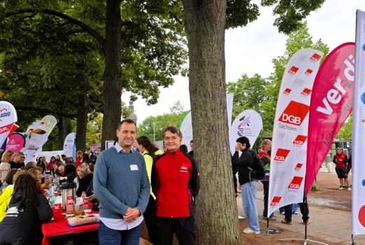 Michael Richter (Paritätischer Sachsen) und Daniela Kolbe (DGB Sachsen) auf der Veranstaltung vor dem Sächsischen Landtag. 