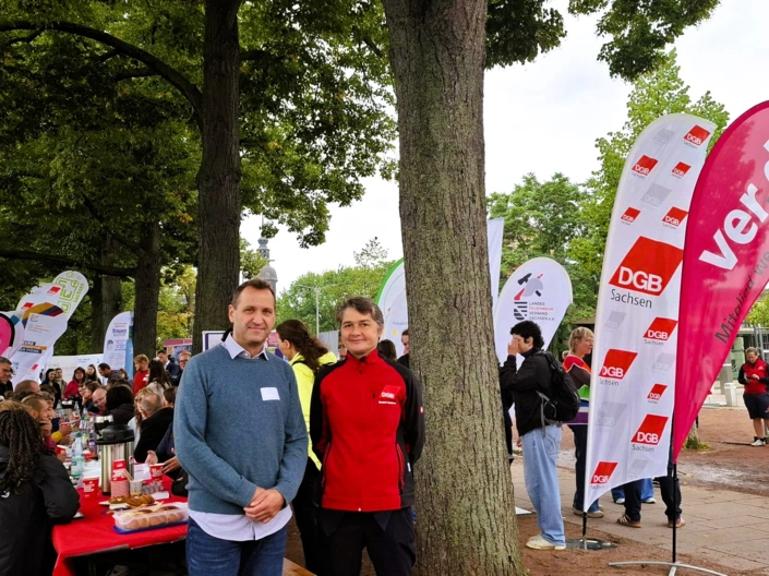 Michael Richter (Paritätischer Sachsen) und Daniela Kolbe (DGB Sachsen) auf der Veranstaltung vor dem Sächsischen Landtag. 