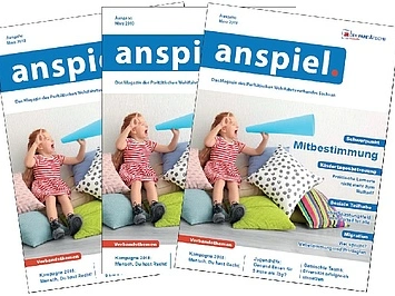 Eine Ausgabe des Magazins anspiel liegt auf einem Tisch.