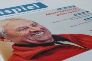 Eine Ausgabe des Magazins anspiel liegt auf einem Tisch.