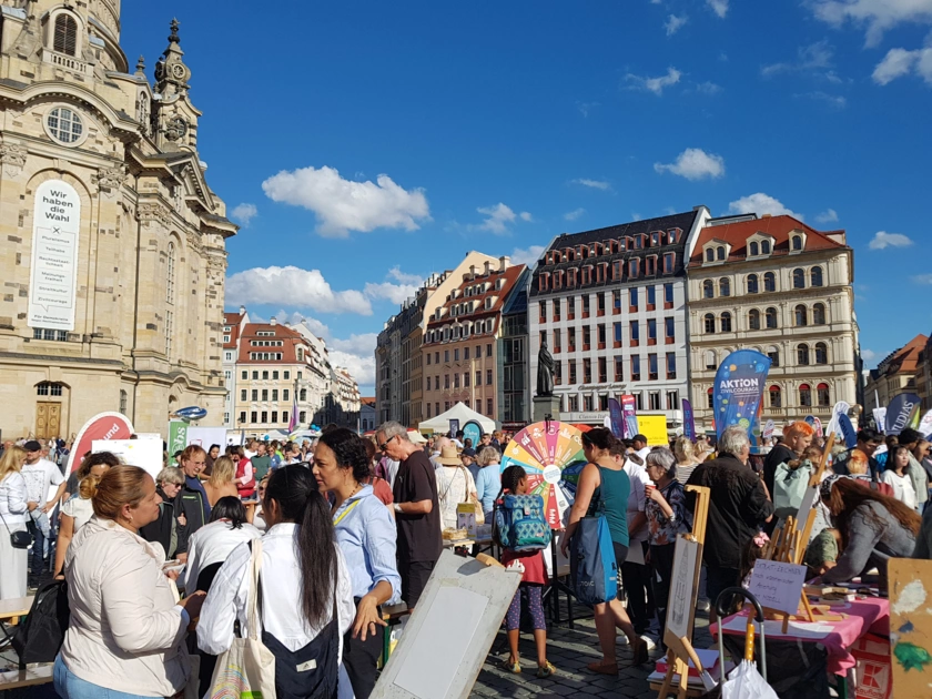 Besucher*innen beim Gastmahl auf dem Neumarkt vor der Frauenkirche.