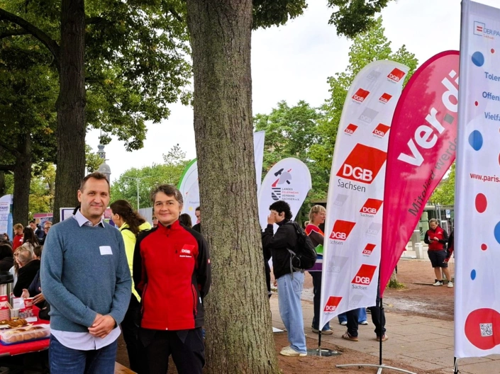 Michael Richter (Paritätischer Sachsen) und Daniela Kolbe (DGB Sachsen) auf der Veranstaltung vor dem Sächsischen Landtag.