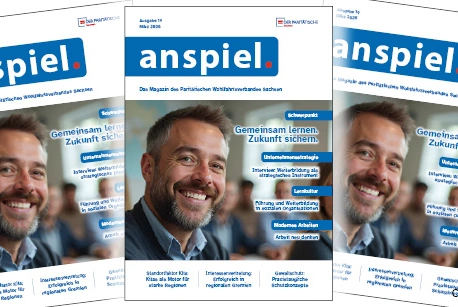 Eine Ausgabe des Magazins anspiel liegt auf einem Tisch.