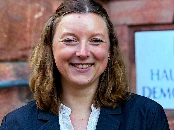 Eva Walle, eine junge Frau mit blondem Haar, lächelt freundlich.