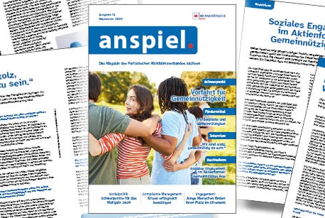 Eine Ausgabe des Magazins anspiel liegt auf einem Tisch.