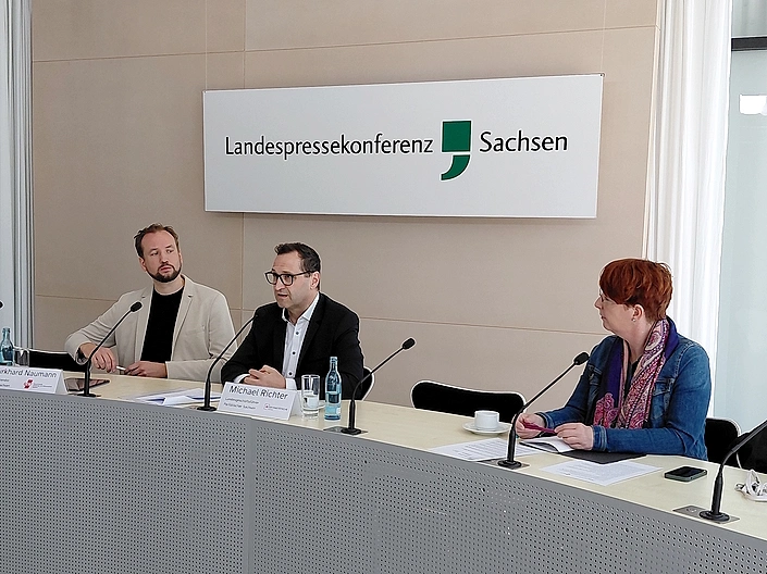 Michael Richter, Burkhardt Naumann und Daniela Kahl auf dem Podium der Landespressekonferenz in Dresden