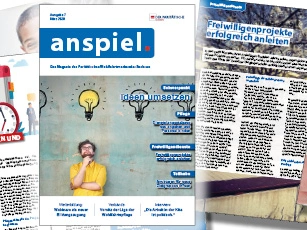 Eine Ausgabe des Magazins anspiel liegt auf einem Tisch.
