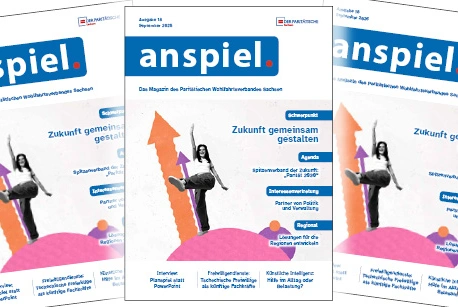 Eine Ausgabe des Magazins anspiel liegt auf einem Tisch.